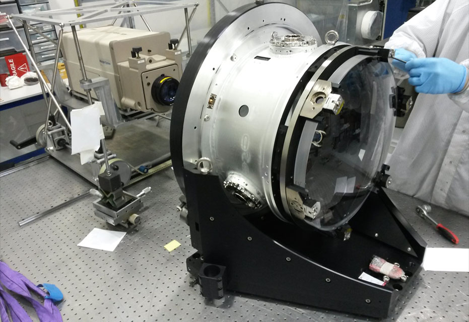 Une des caméras du spectos PFS en cours de réglage à WINLIGHT. Il est réalisé en collaboration avec le LAM (laboratoire d'astrophysique de Marseille) pour le télescope SUBARU à Hawai
